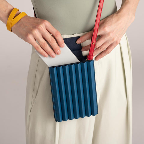 POCKET PLEATS TOTE BAG  The official ISSEY MIYAKE ONLINE STORE